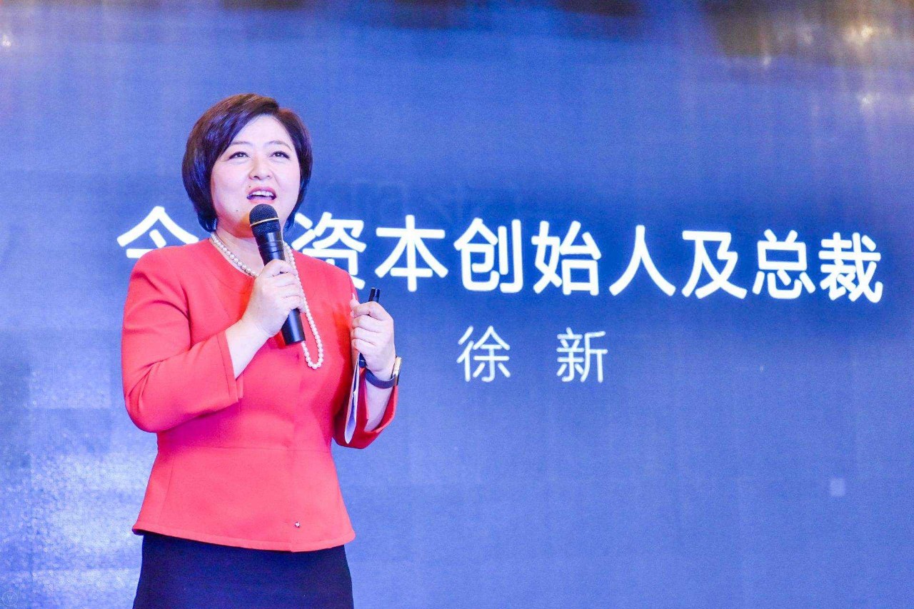 从十点钟聊到凌晨两点,徐新当机立断,帮刘强东订好了一起从北京去上海